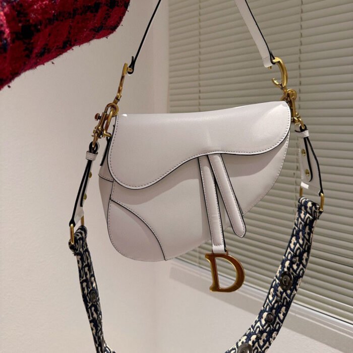 E27496E2-3991-6076-4BC7-DB84517D4165