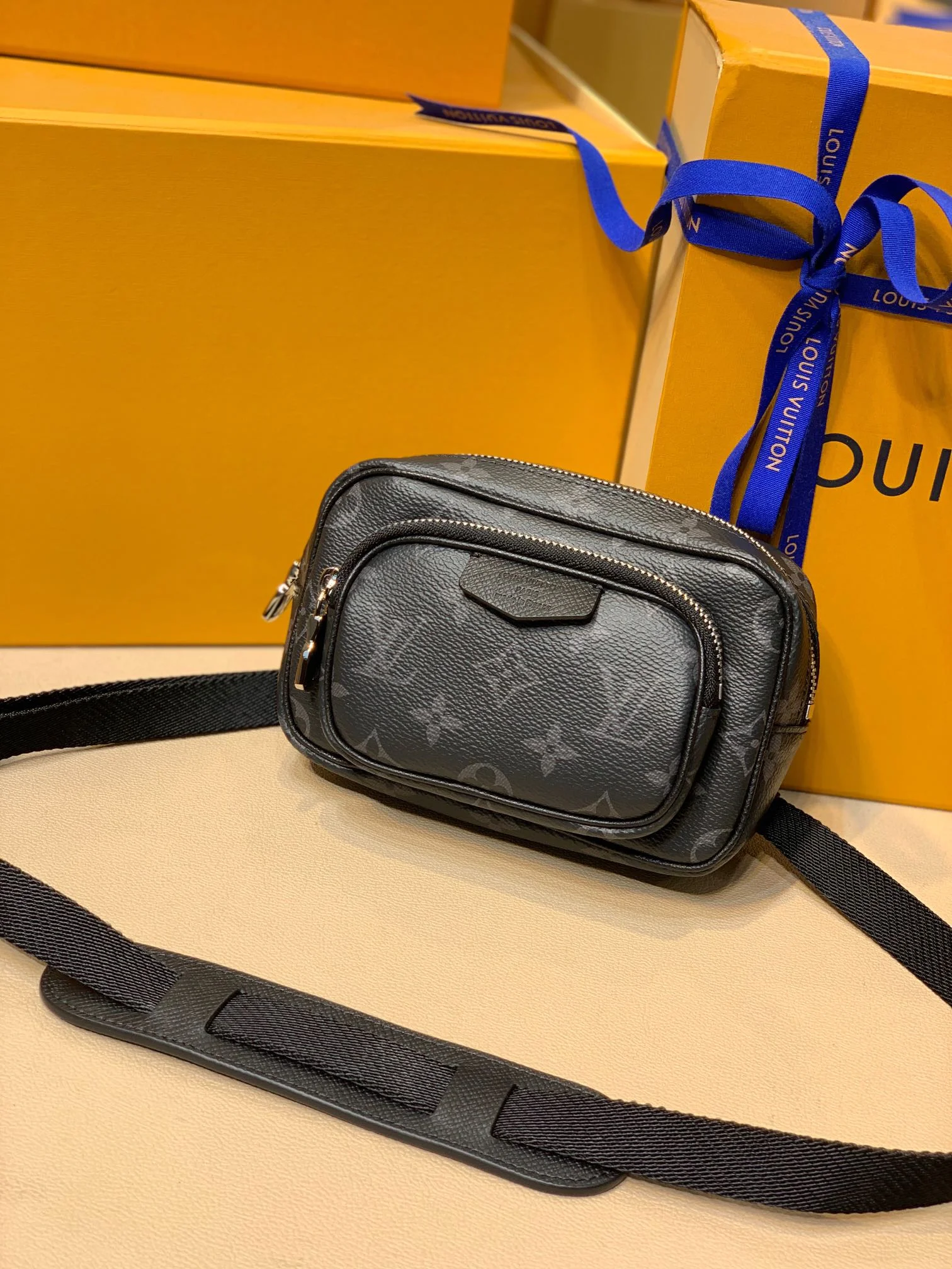 Louis Vuitton Taigarama Outdoor Bag-M30755-15*9*7CM