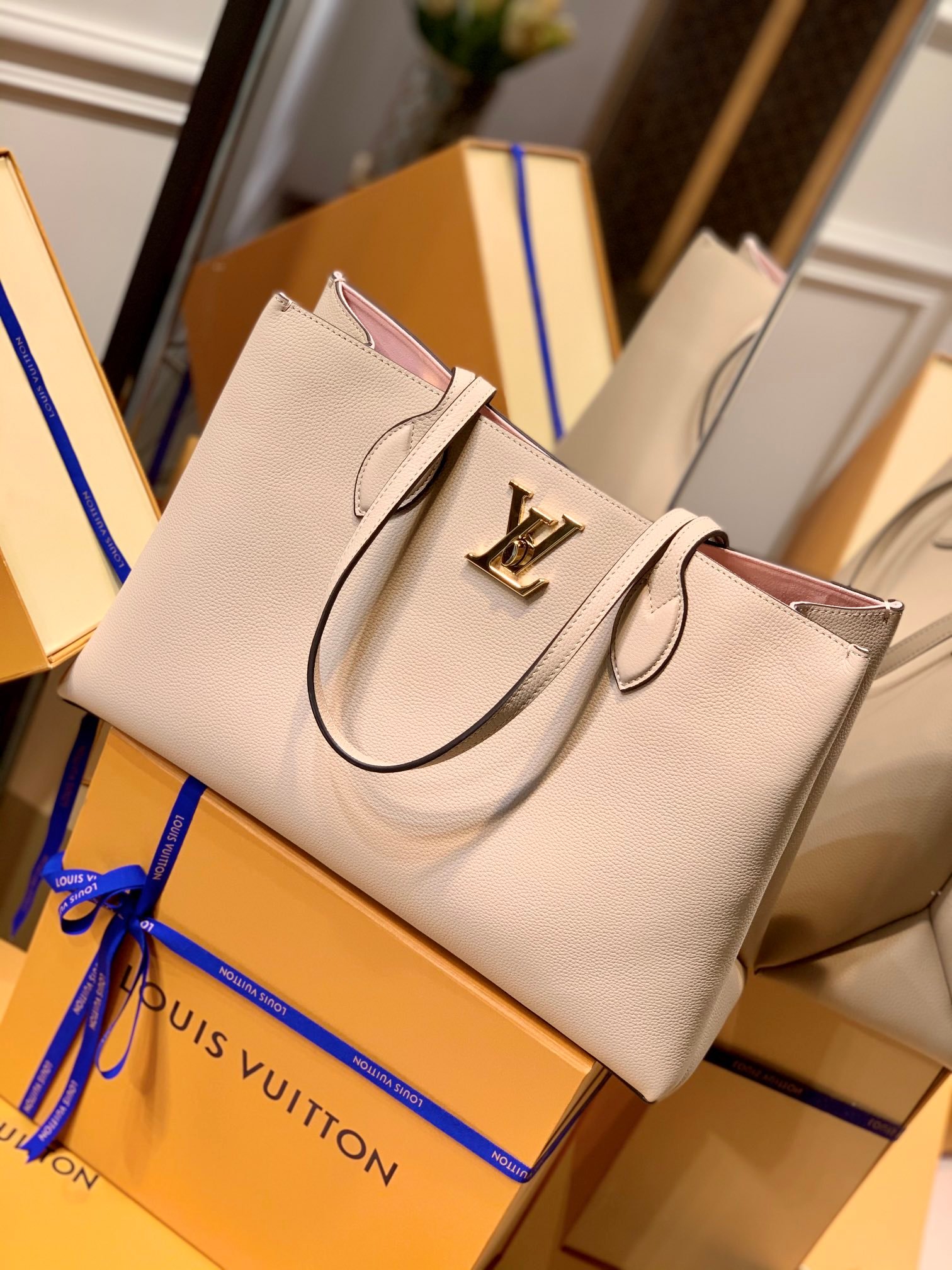 Louis Vuitton Lockme Handbags M57345-42*28*15CM