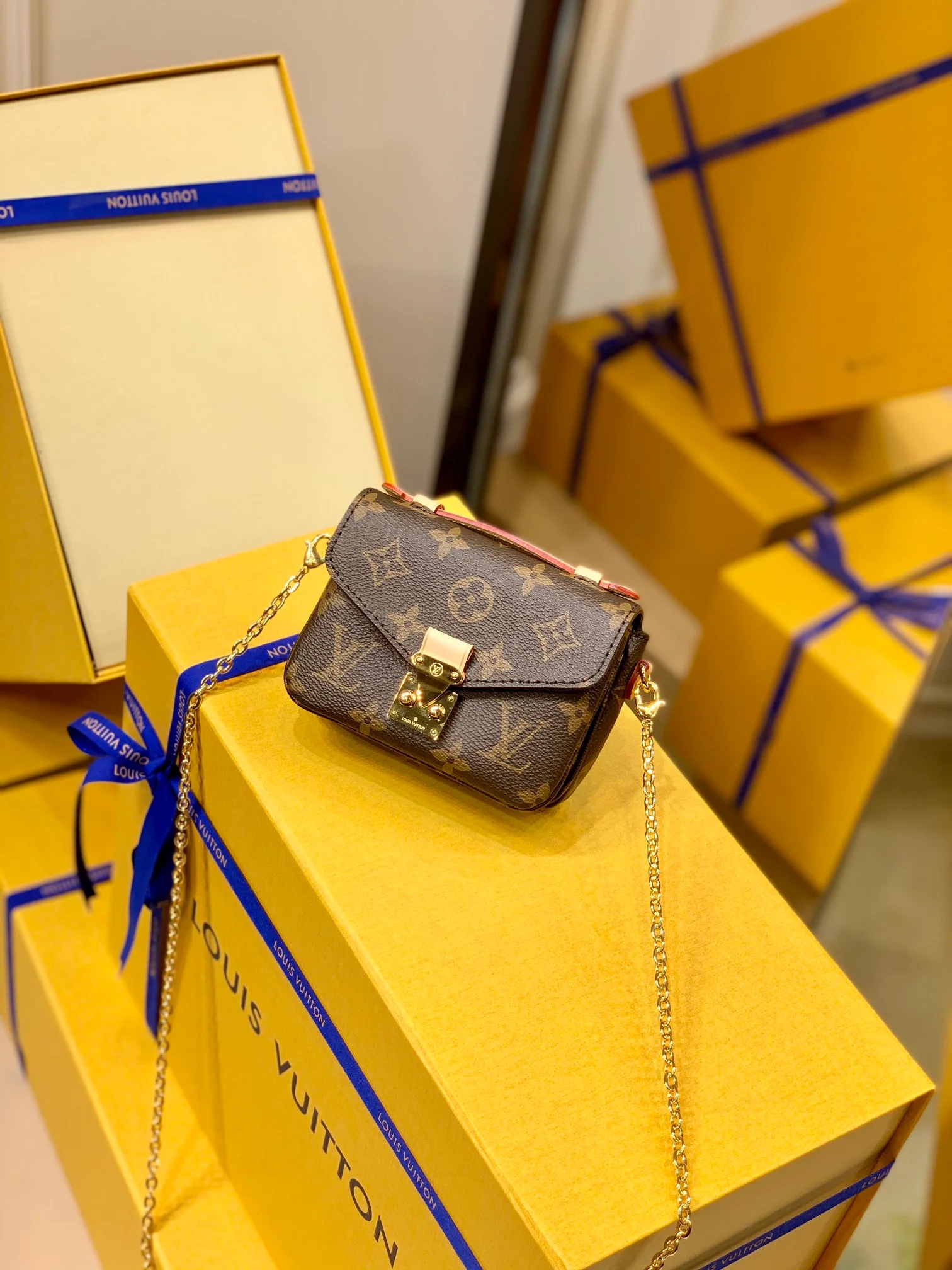 Louis Vuitton Micro Metis Handbags-14*11* 3.5 CM
