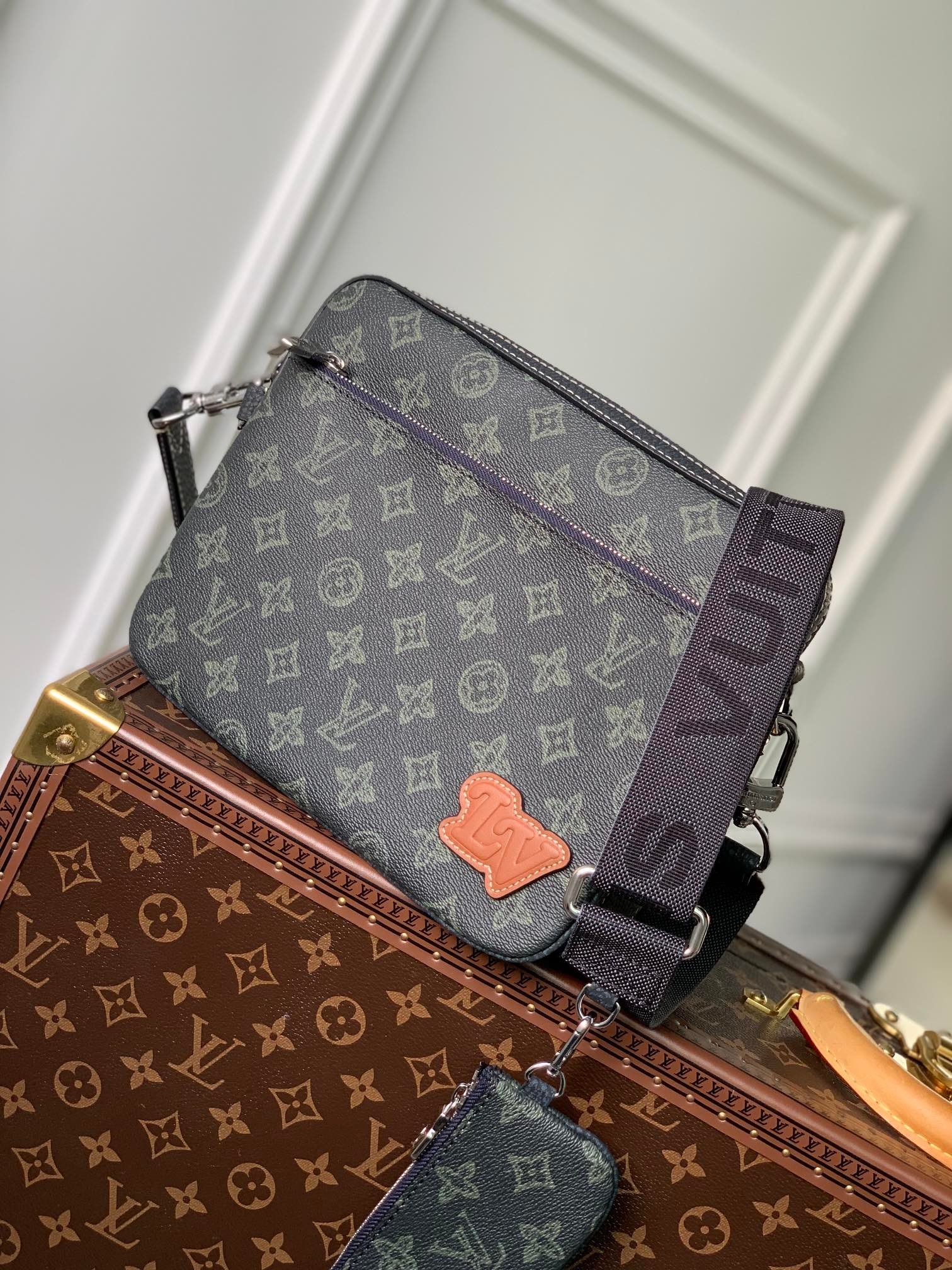 Louis Vuitton Messenger Bag-M46340-25*18*7CM
