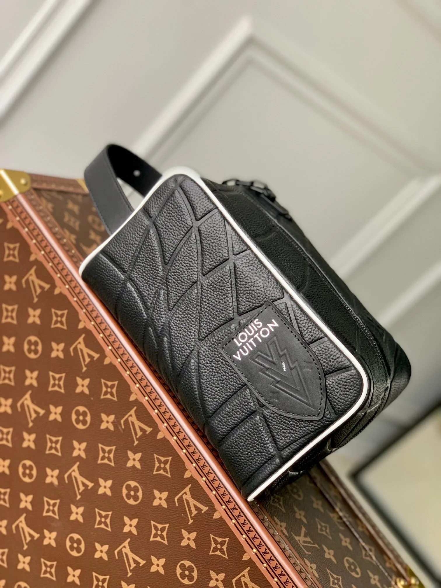 Louis Vuitton Cloakroom Dopp Kit Pouch-15 x 24 x 15CM