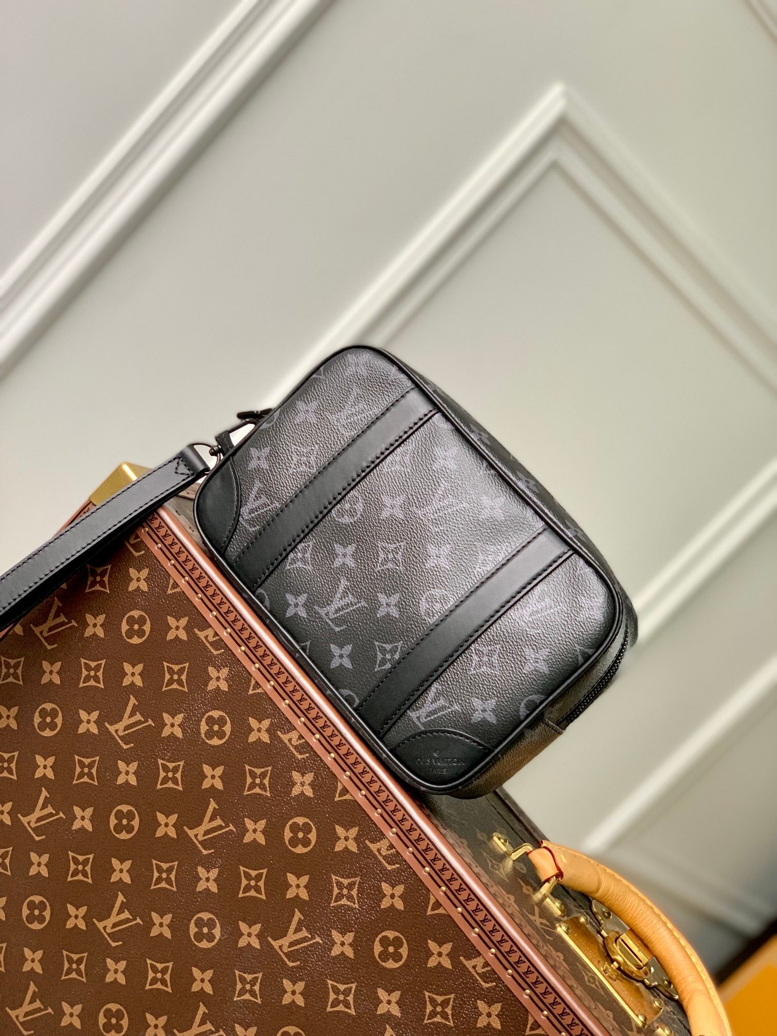 Louis Vuitton Pochette Kasai -25 x 15.5 x 6.5 CM