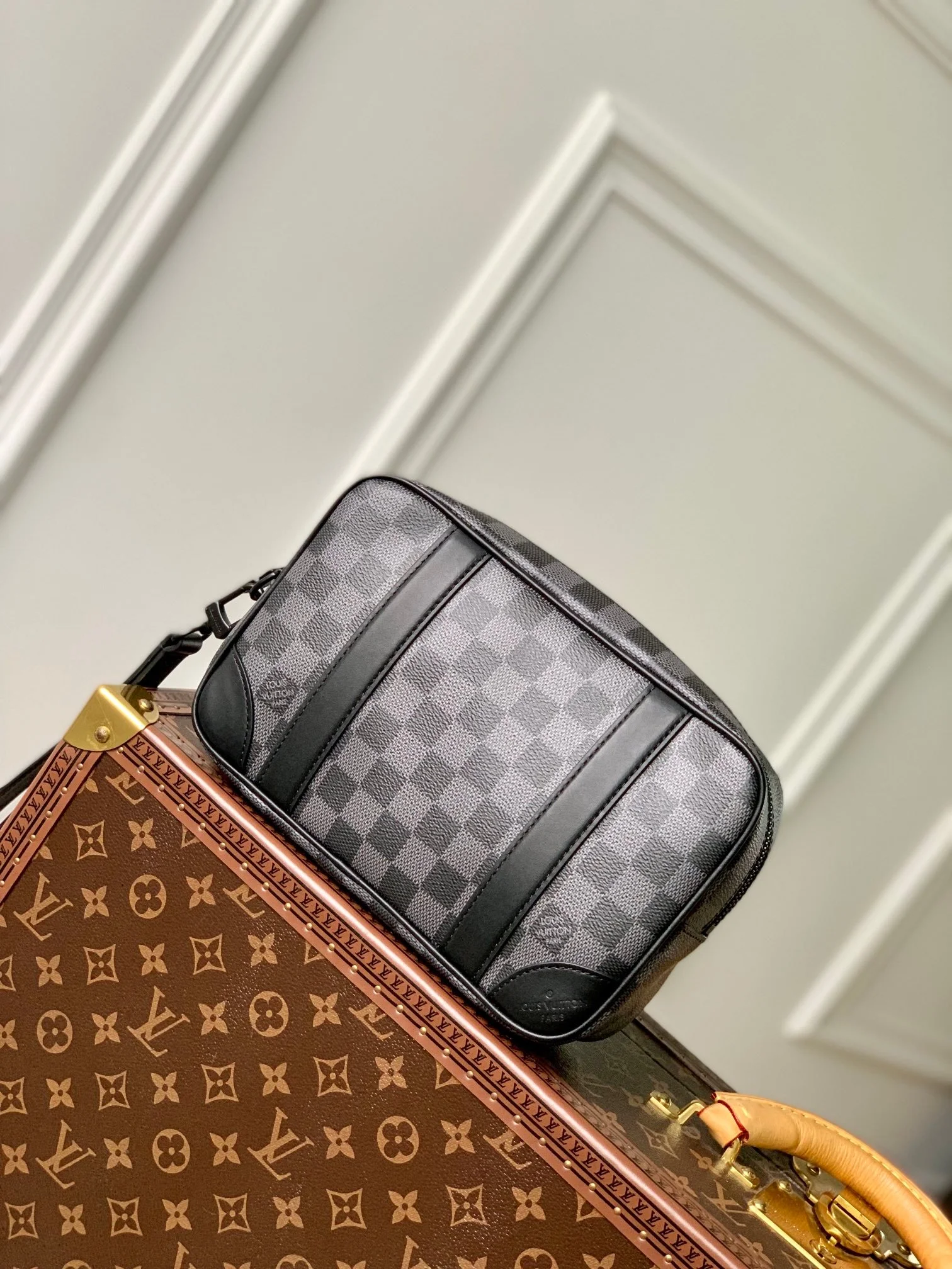 Louis Vuitton Pochette Kasai -25 x 15.5 x 6.5 CM