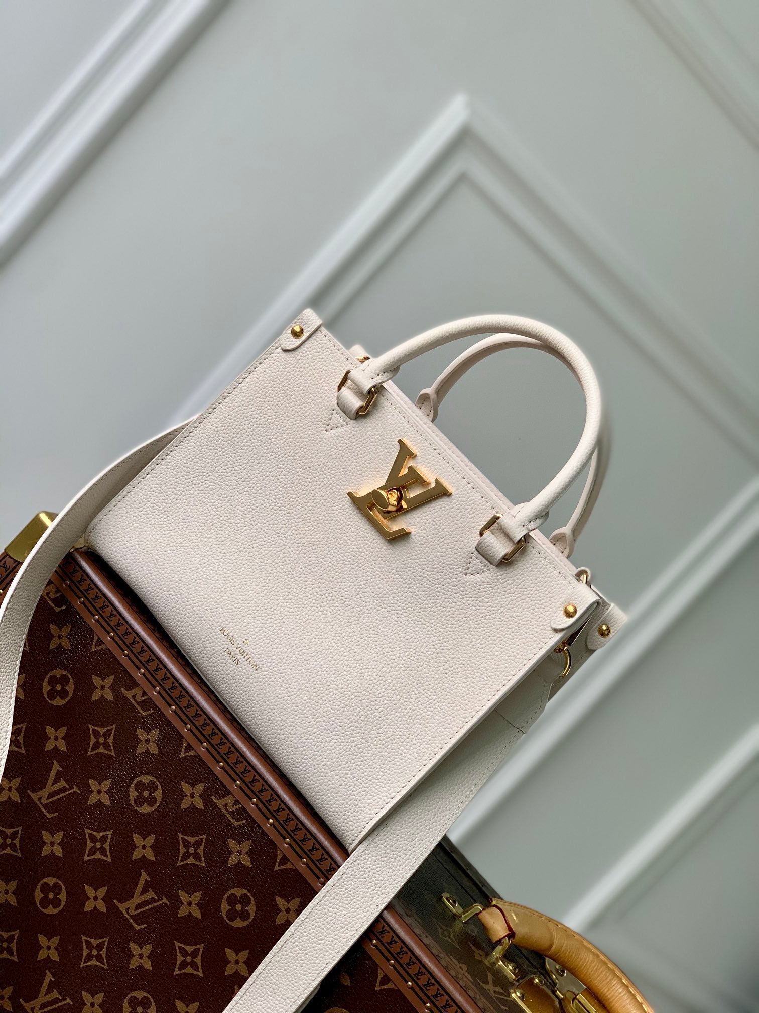 Louis Vuitton Lock & Go -24.5 x 19.0 x 10.5 CM