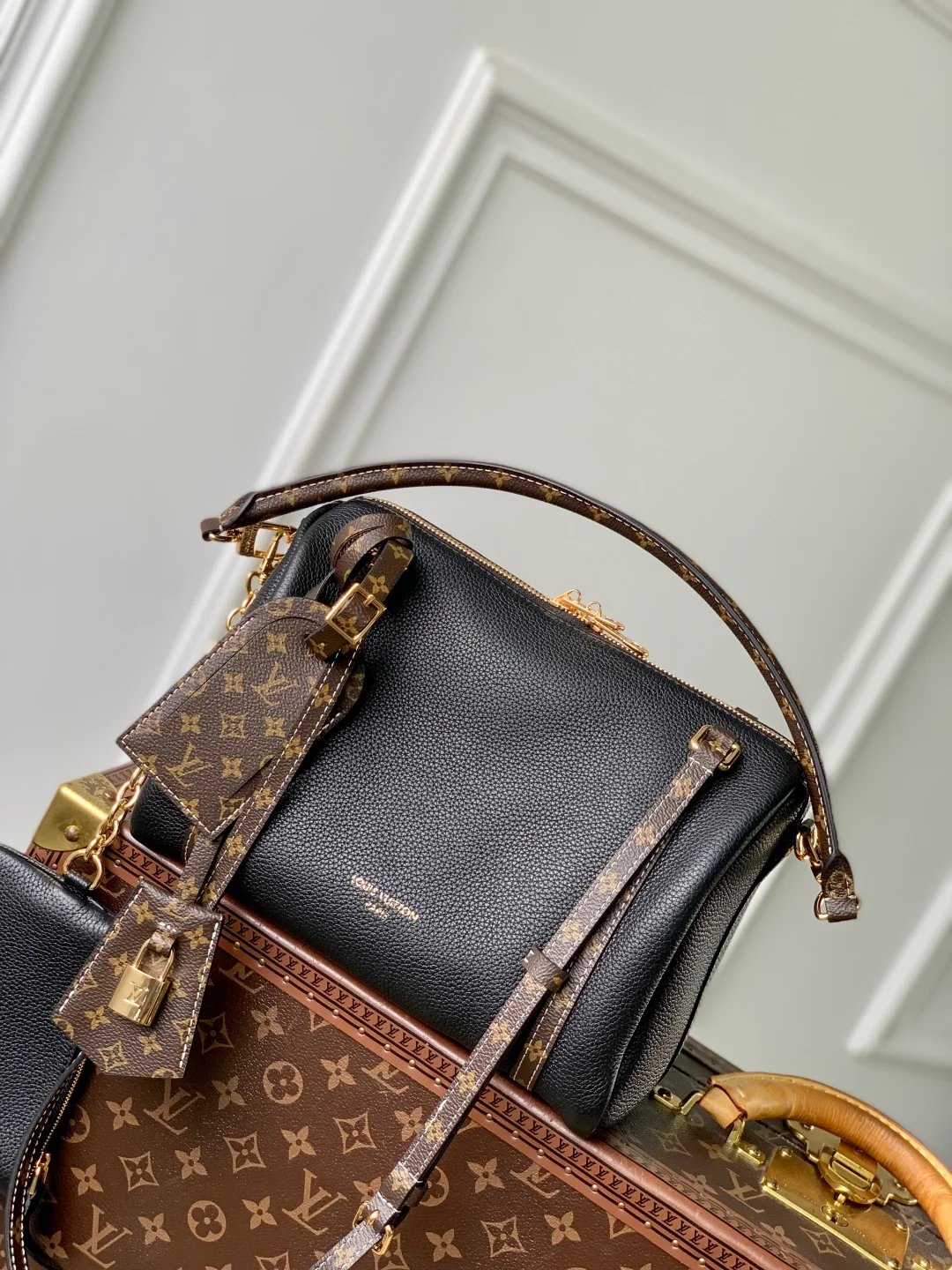 Louis Vuitton M13667 Top Handbags-25*15*18CM