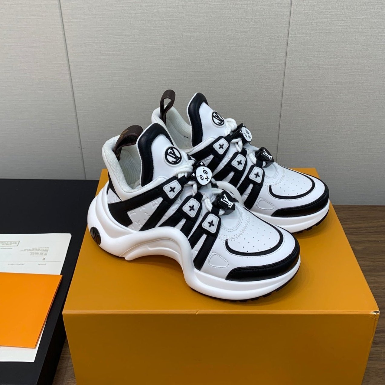 LV ARCHLIGHT SNEAKER BLACK MIX WHITE